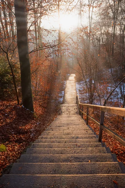 Passerelle piétonne vers la forteresse de Salzbourg, illumination de Noël — Photo