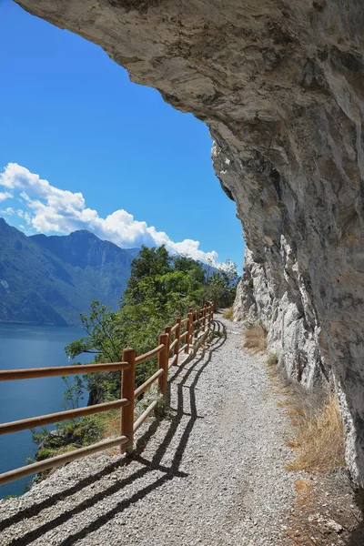 Alter Ponale Road Trail mit atemberaubendem Blick auf den Gardasee — Stockfoto