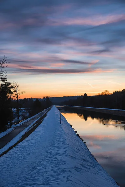 Chodník u řeky Isar v zimě — Stock fotografie