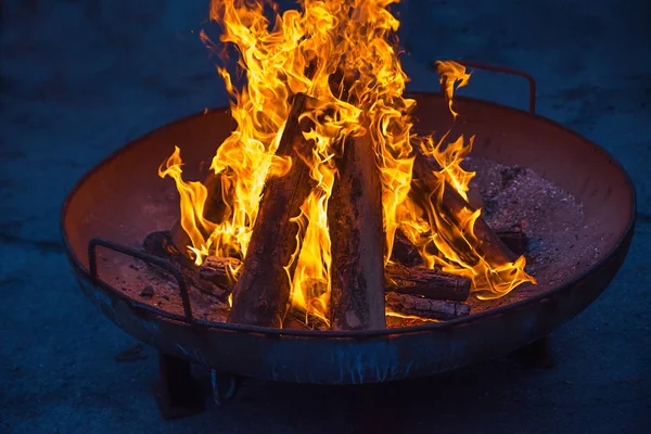 Open campfire in a pan outdoors — Stock Photo, Image