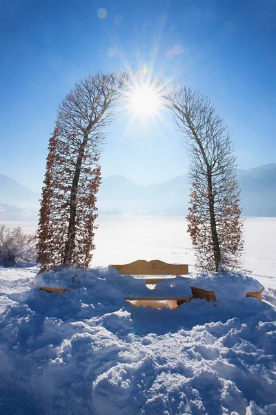 Prachtige natuurlijke boog en heldere zon in winterse landschap — Stockfoto