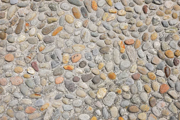 Тротуар с красочными булыжниками и бетоном — стоковое фото
