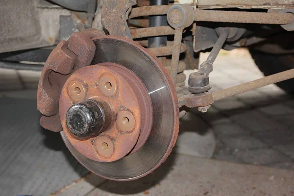 aleti ve eski bir araba disk fren