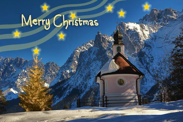 Kapel in de Alpen met kerstboom en tekst en sterren — Stockfoto
