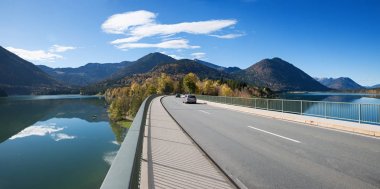 birikimi Gölü, ünlü sylvenstein köprüden güneşli sabah 