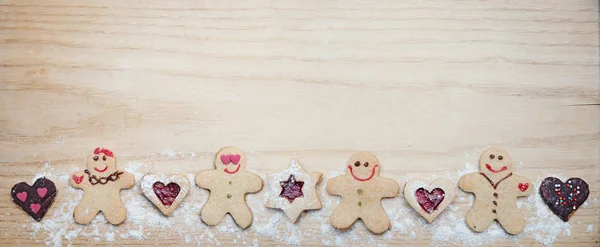 Деревянная панель с домашним рождественским печеньем — стоковое фото
