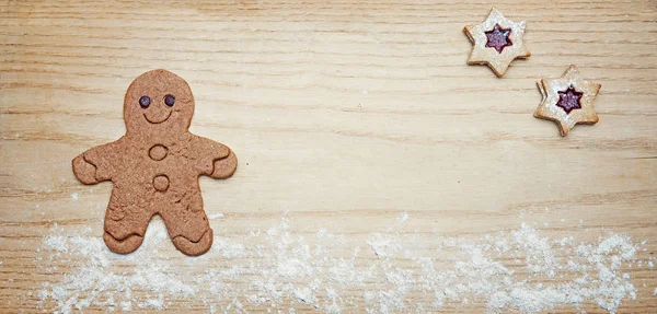Деревянная панель с пряничным человечком и печеньем в форме звезды — стоковое фото