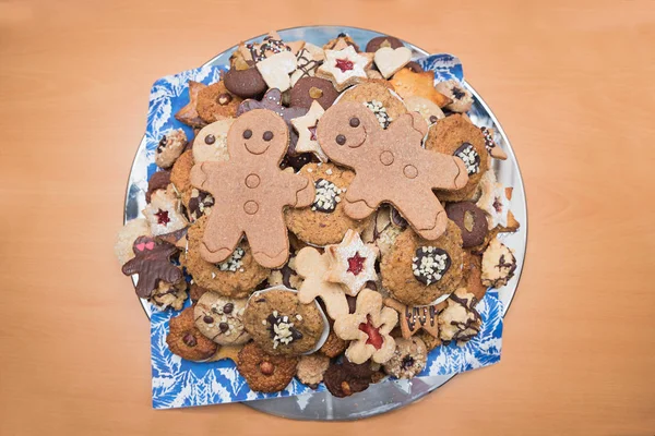 Тарелка с разнообразными домашними рождественскими печеньками — стоковое фото