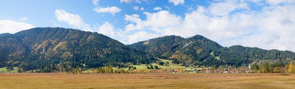 Paysage de lande panoramique avec ville thermale unterammergau — Photo