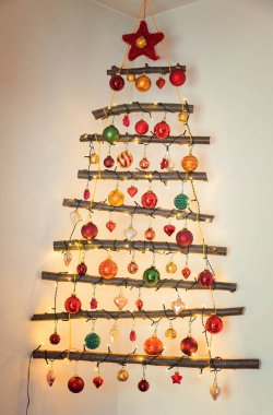 çam ağacı ile renkli baubles şeklinde Noel dekorasyonu 