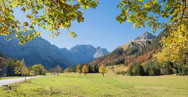 Gouden oktober landschap aan de vallei van de ahornboden in Oostenrijk — Stockfoto