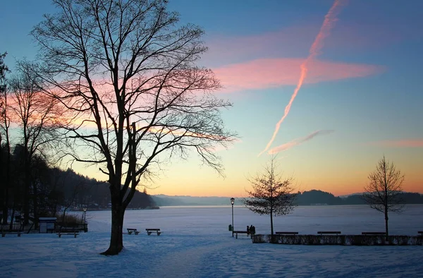 Congelato lago staffelsee al tramonto invernale — Foto Stock