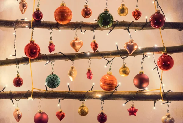 Kerst decoratie houten stapels met kleurrijke kerstballen — Stockfoto