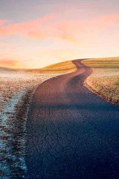 Извилистая дорога в морозное утро — стоковое фото