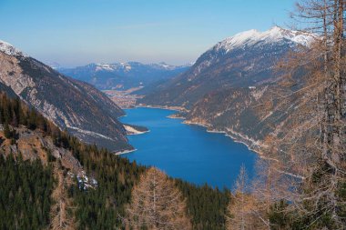 Göl achensee yukarıdan, erken Bahar zaman mavi olarak görüntülemek