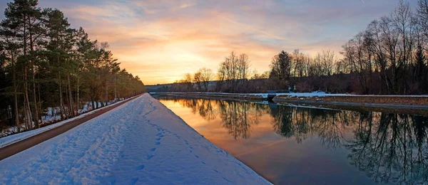 Západ slunce scéna na břehu řeky isar v zimě — Stock fotografie