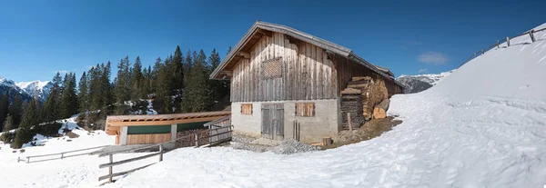 Alpine cabin in the austrian alps — Stock Photo, Image