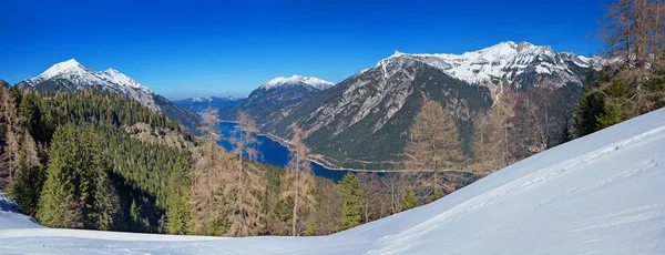 Zona de esquí pertisau con impresionantes vistas al lago achensee — Foto de Stock