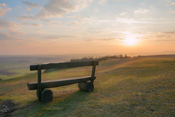日出在 hesselberg 山, 与孤独的长凳 — 图库照片