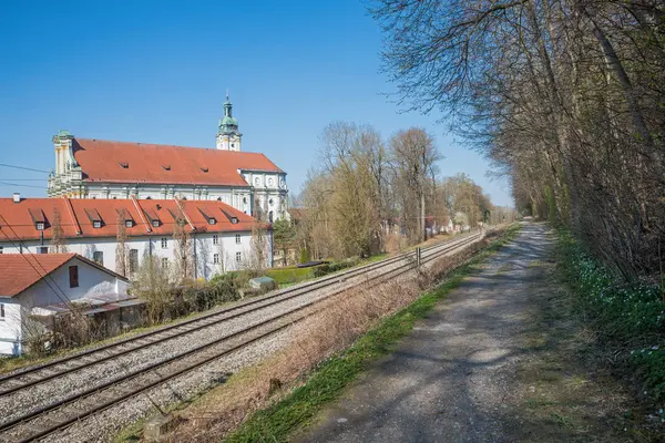 Pěší stezka vedle železnice s výhledem na slavný klášter kožešiny — Stock fotografie