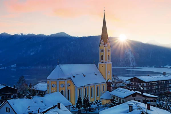 Lázeňské město schliersee na západ slunce v zimě — Stock fotografie