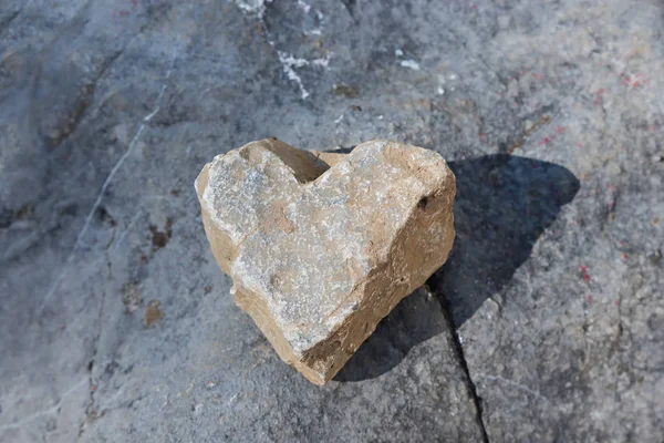 Herzförmiger Stein auf Felsen Hintergrund — Stockfoto