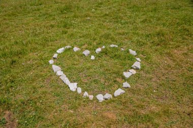 çim arka plan, küçük taştan kalp sembolü