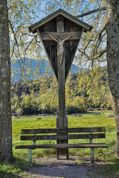 Wegkreuz und Bank, Wallfahrtsort Oberbayern — Stockfoto