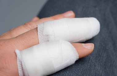 Gazlı bez ile taze bandajlı parmak