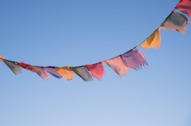 renkli dua bayrakları rüzgarda çırpınan,