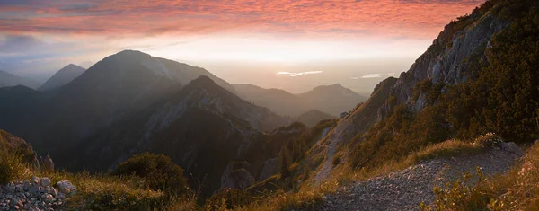 Paisagem romântica do pôr do sol vista da trilha da montanha herzogstand — Fotografia de Stock