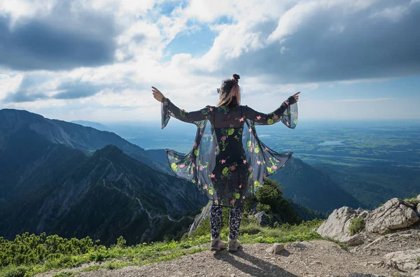 Młoda kobieta korzystających lookout z góry herzogstand — Zdjęcie stockowe