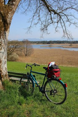 ilkbaharda paskalya gölü çevresinde bisiklet turu