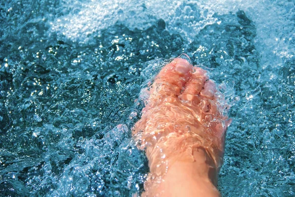 Pied féminin dans un bain tourbillon — Photo