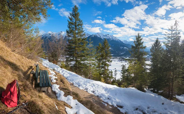 Idyllisk plats för vila på vandringsled nära wallgau — Stockfoto