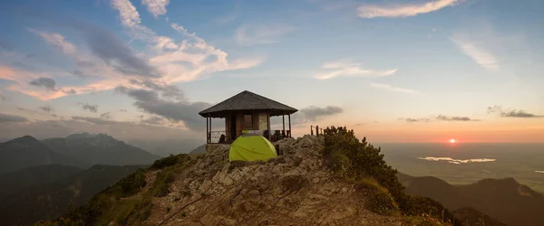 Romantiska solnedgången vid herzogstand berg, paviljongen vid toppmötet — Stockfoto