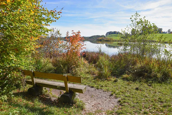 Idyllic place with wooden bench, lake shore egglburg, upper bava — Stock Photo, Image