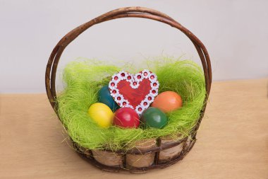 rustik Paskalya sepeti renkli yumurta ve handcraftet çiçek h
