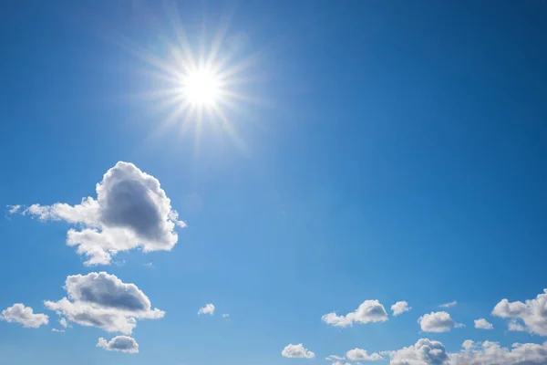 Blå himmel med strålande solsken och flytande moln — Stockfoto