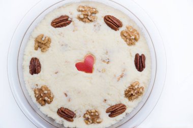 kereviz salatası waldorf, fındık ve elma kalp ile süslenmiş