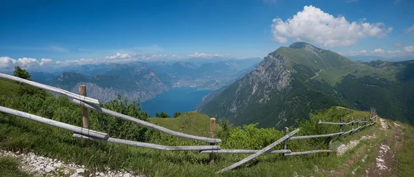 Monte baldo toppmötet - lookout peka på riva och Gardasjön — Stockfoto
