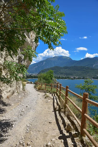 Sendero a lo largo de la orilla del lago Garda — Foto de Stock