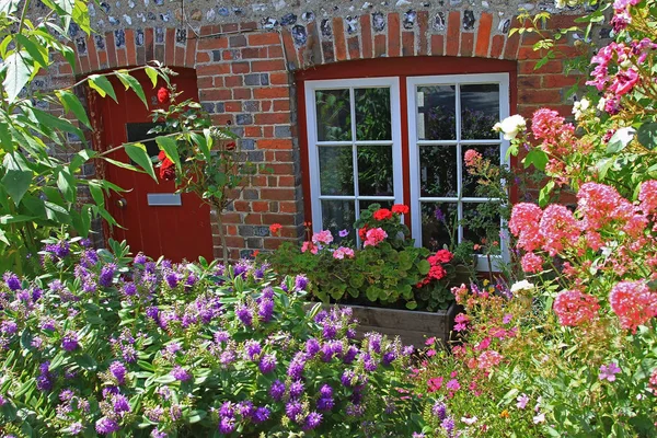 Hus främre inramade med blommor — Stockfoto