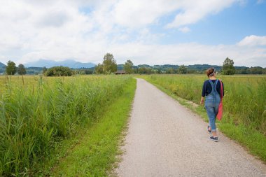 döngü Road chiemsee, Bavyera çevresinde genç kadın