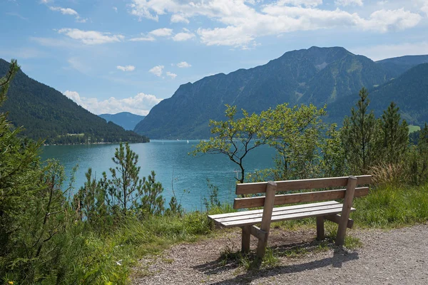 Idyllic lookout place with bench at lakeside hiking path achense — Stock Photo, Image