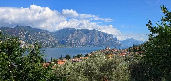 Mediterranean landscape at garda lake, malcesine — Stock Photo, Image