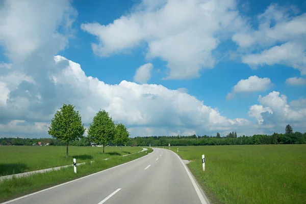Country road through rural landscape — Stock Photo, Image