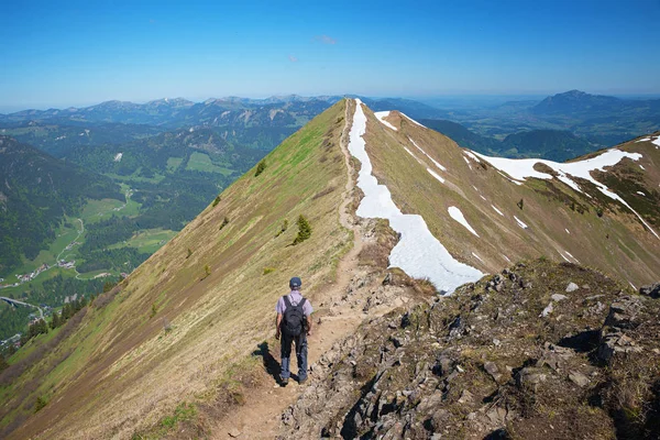 Montanhista andando no cume da montanha fellhorn no tudo — Fotografia de Stock