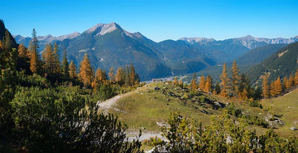Вид на осенний пейзаж с цветными лиственницами и холмами — стоковое фото