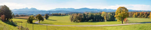 Paisagem panorâmica Irschenberg, com vista para a igreja Wilparting — Fotografia de Stock